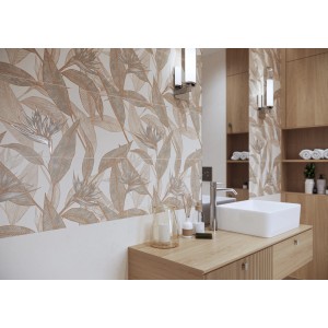 Łazienka z dekoracjami ściennymi i kwiatowymi.