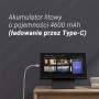 Monitor Ezviz 17,78 cm z kablem ładującym na stole, monitor dotykowy.
