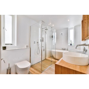 Nowoczesna łazienka z prysznicem, wanną, umywalką i toaletą.