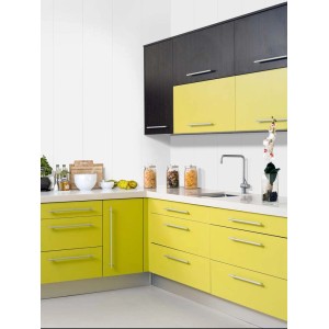 Nowoczesna kuchnia z żółtymi szafkami dolnymi i ciemnymi szafkami wiszącymi na tle paneli ściennych.