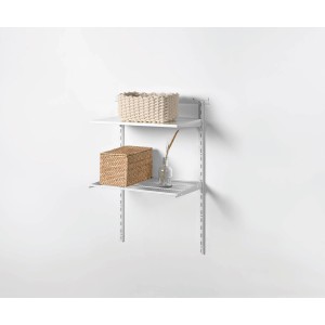 Biała metalowa półka z siatki drucianej (60x33x7,2 cm) z koszami zamontowanymi na ścianie.