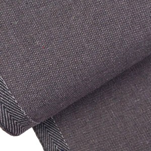 Zbliżenie szarego dywanu shaggy t.b.t. z tkaną teksturą.