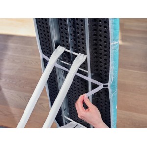 Zbliżenie pokrowca na deskę do prasowania Leifheit Thermo Reflect M przymocowanego do deski do prasowania.