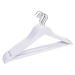 Białe drewniane wieszaki na ubrania z metalowymi haczykami, Kategoria: Wieszaki.