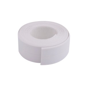 Biała taśma uszczelniająca w rolce do wanien jako akcesorium łazienkowe.