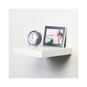 Biała półka ścienna (25x25x3,8 cm) z dekoracją: zegar i ramka na zdjęcia. Półka do niewidocznego montażu na ścianie.
