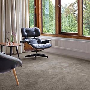 Widok pokoju z szarą wykładziną. Wykładzina dywanowa na metry do pomieszczeń mieszkalnych.