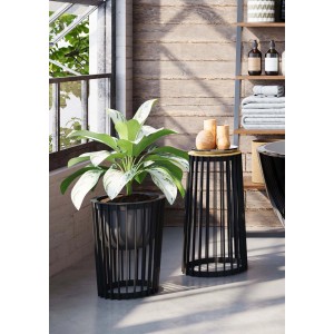 Dekoracyjne metalowe stojaki na kwiaty t.b.t. w kolorze czarnym. Idealne do wnętrz.