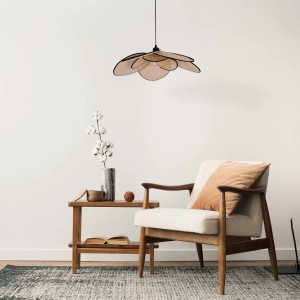 Beżowa lampa wisząca t.b.t. w salonie, design w kształcie kwiatu.
