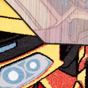 Zbliżenie kolorowego, wzorzystego dywanu z długim włosiem.