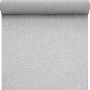 Rolka szarej tapety dekoracyjnej t.b.t. o delikatnej fakturze.