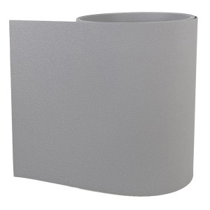 Szara mata osłonowa t.b.t. na ogrodzenie, zwinięta.