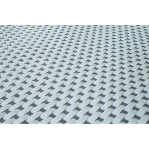 Zbliżenie białej maty ogrodzeniowej t.b.t. z plecionym wzorem.