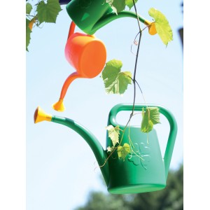 Wielokolorowe konewki t.b.t. w ogrodzie.