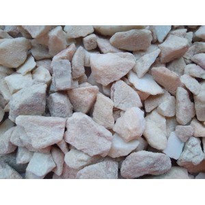 Zbliżenie na beżowy żwir ozdobny, idealny do ogrodu i krajobrazu.