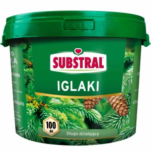 Substral długodziałający nawóz do iglaków w zielonym wiadrze dla zdrowych drzew iglastych.