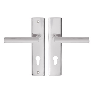 Srebrne klamki do drzwi z szyldem na klucz do drzwi wewnętrznych.