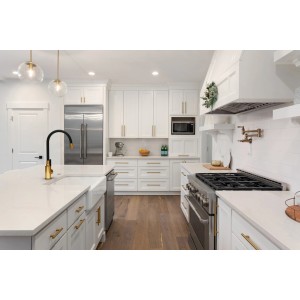 Nowoczesna kuchnia z czarną i złotą baterią jednouchwytową t.b.t.