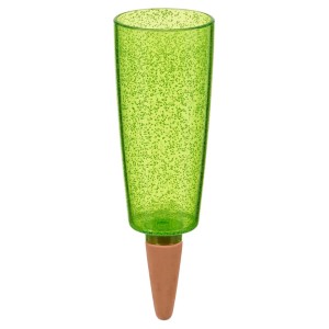 Zielona konewka t.b.t. z terakotową końcówką do nawadniania roślin.