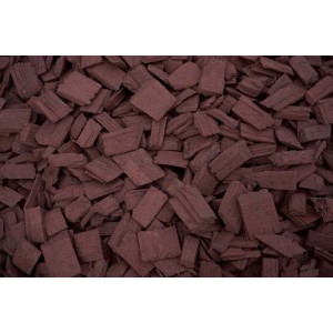 Zbliżenie dekoracyjnych, czerwono-brązowych zrębków drewnianych.