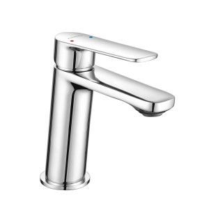 Błyszcząca, chromowana bateria umywalkowa t.b.t. z dźwignią i oznaczeniem temperatury.