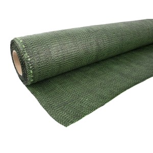 Rolka zielonej folii/włókniny, widoczna tekstura.