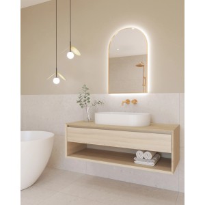 Nowoczesna łazienka z umywalką, podświetlanym lustrem i designerską Lustra.