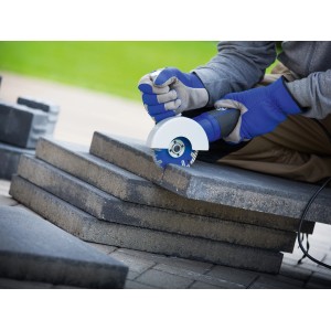 Tarcza diamentowa LUX w użyciu: Szlifierka kątowa tnie płytę kamienną. Akcesorium do precyzyjnych cięć.