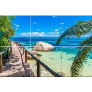 t.b.t. Dekory: Ścieżka na plaży z widokiem na morze, palmy i błękitne niebo.