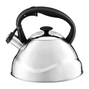 Czajnik ze stali nierdzewnej z czarną rączką do kuchni.