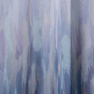 Dekoracyjna zasłona z abstrakcyjnym gradientem kolorów w odcieniach niebieskiego i liliowego.