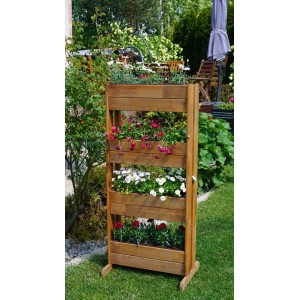 Drewniany kwietnik z czterema poziomami obsadzony kolorowymi kwiatami.