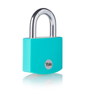 Turkusowa kłódka Yale ze srebrnym pałąkiem.