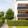 Balkon z czarną matą osłonową t.b.t. jako ochrona przed wiatrem i prywatnością.