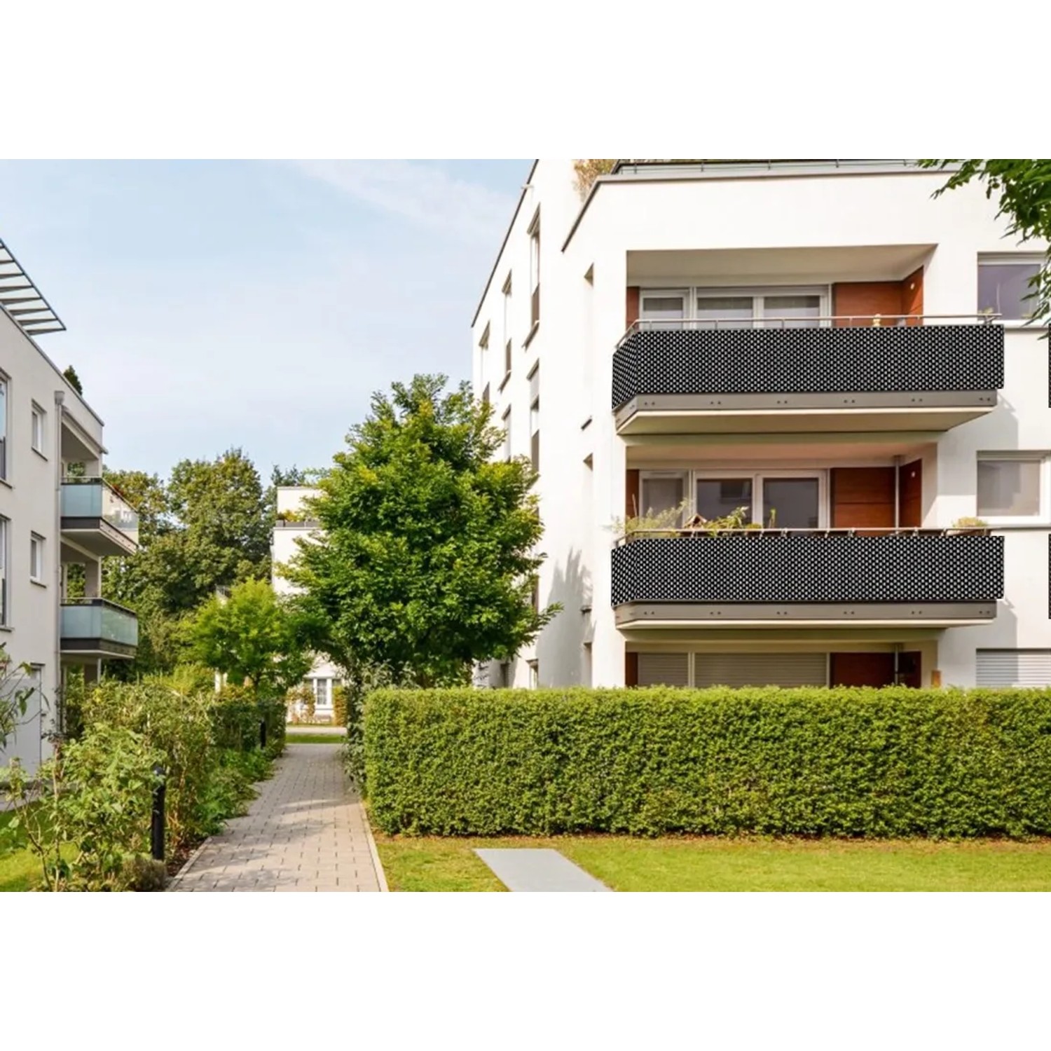 Balkon z czarną matą osłonową t.b.t. jako ochrona przed wiatrem i prywatnością.