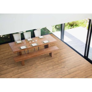 Ułożony jasnobrązowy panel winylowy t.b.t. w jadalni ze stołem i ławką.