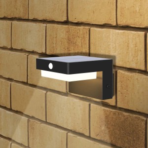 Nowoczesna, czarna solarna lampa ścienna do użytku zewnętrznego.
