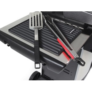 Szczypce i łopatka do grilla na półce grilla. Akcesoria do grilla.