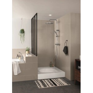 Nowoczesna łazienka z prysznicem, wanną i beżowymi płytkami. Farby do łazienek.