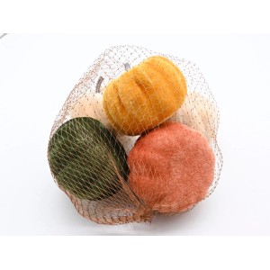 Dekoracyjne dynie w siatce, różne kolory, jesienna dekoracja do ogrodu.