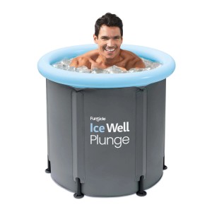 Mężczyzna w szarej, nadmuchiwanej wannie z hydromasażem Ice Well Plunge z kostkami lodu i jasnoniebieską krawędzią.