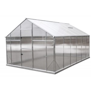 Duża szklarnia z drzwiami i przezroczystymi ścianami.