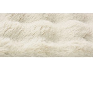 Zbliżenie: Puszysty, beżowy dywan z długim włosiem.