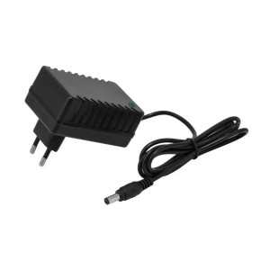 Czarna ładowarka t.b.t. do akumulatorów elektronarzędzi z kablem i wtyczką.