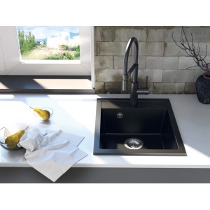 Czarny zlewozmywak granitowy z baterią w nowoczesnej kuchni.