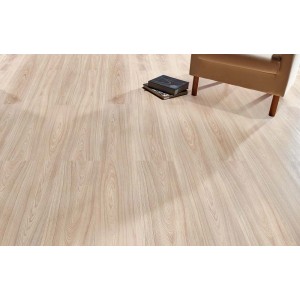 Jasne t.b.t. panele podłogowe laminowane z efektem drewna, ułożone w salonie z fotelem i książkami.