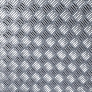 Srebrna folia samoprzylepna z wzorem blachy ryflowanej.
