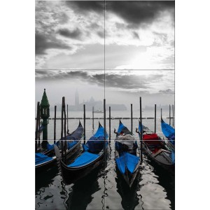 Płytka dekoracyjna z motywem gondoli w Wenecji, czarno-biała z niebieskimi akcentami.