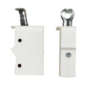 Akcesoria meblowe t.b.t., biały plastikowy uchwyt z metalowym mocowaniem.