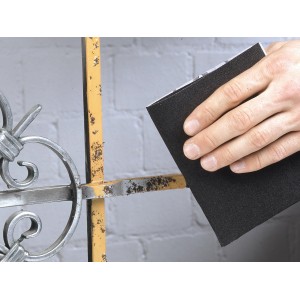 Papier ścierny do metalu LUX K40 w użyciu na metalowej kracie.